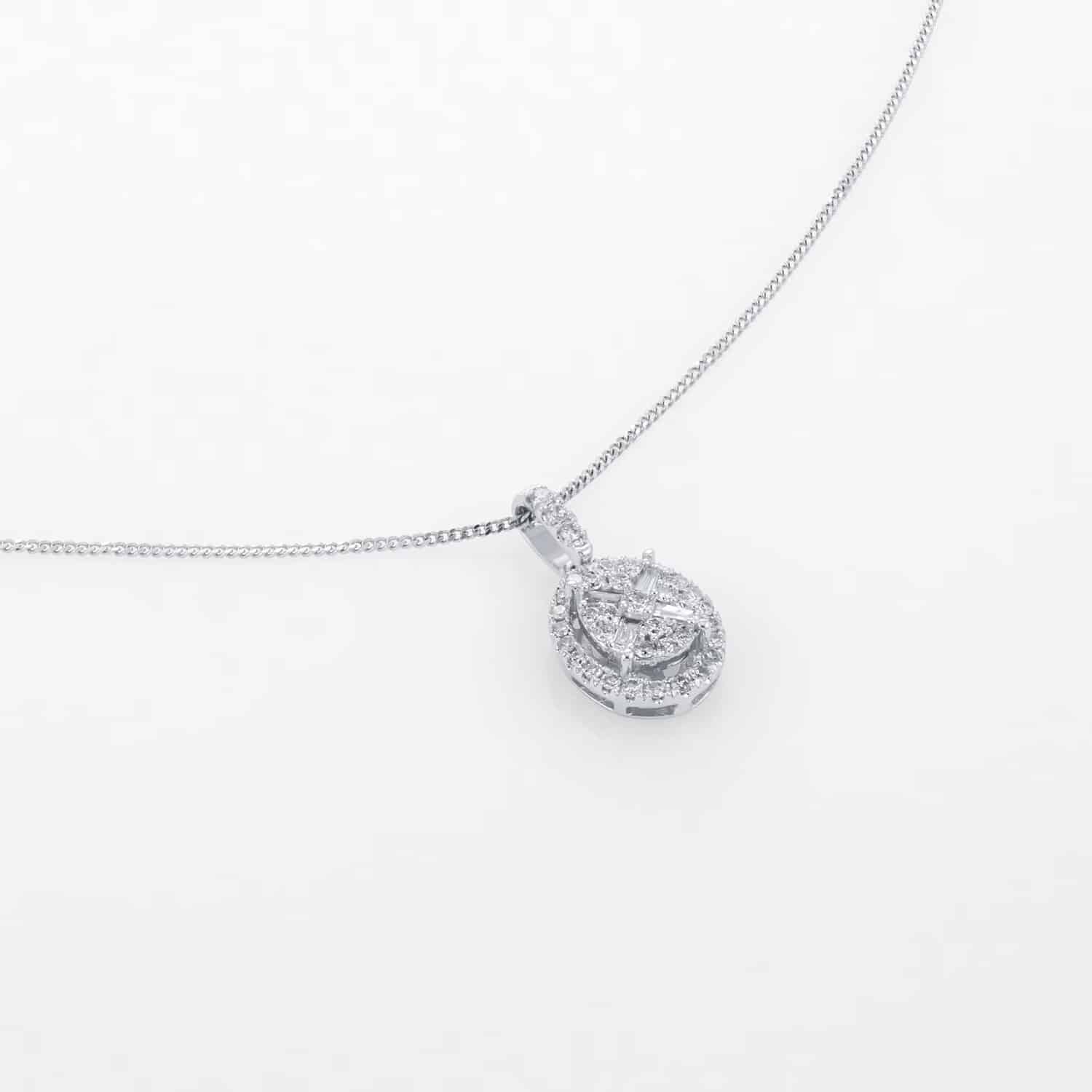 9ct White Gold 0.25ct Diamond Oval Cluster Pendant - Imagen 4